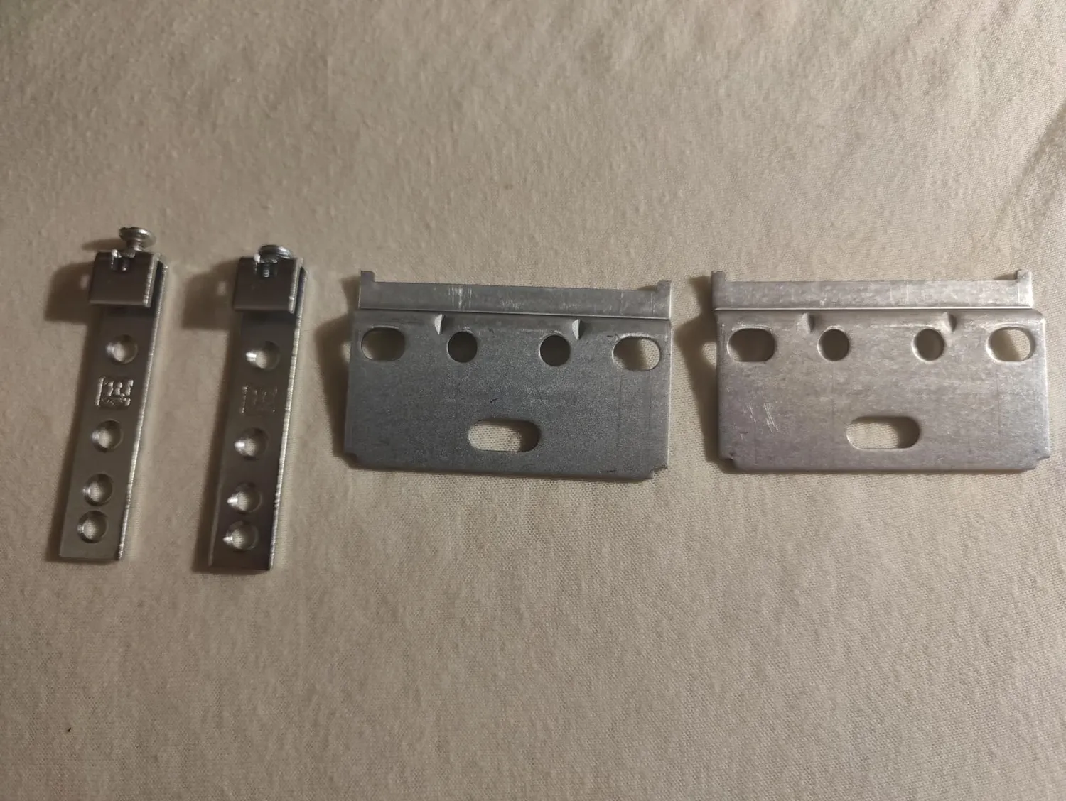 Indaux Kit 2 Attaccaglie pensili regolabili con piastrina muro