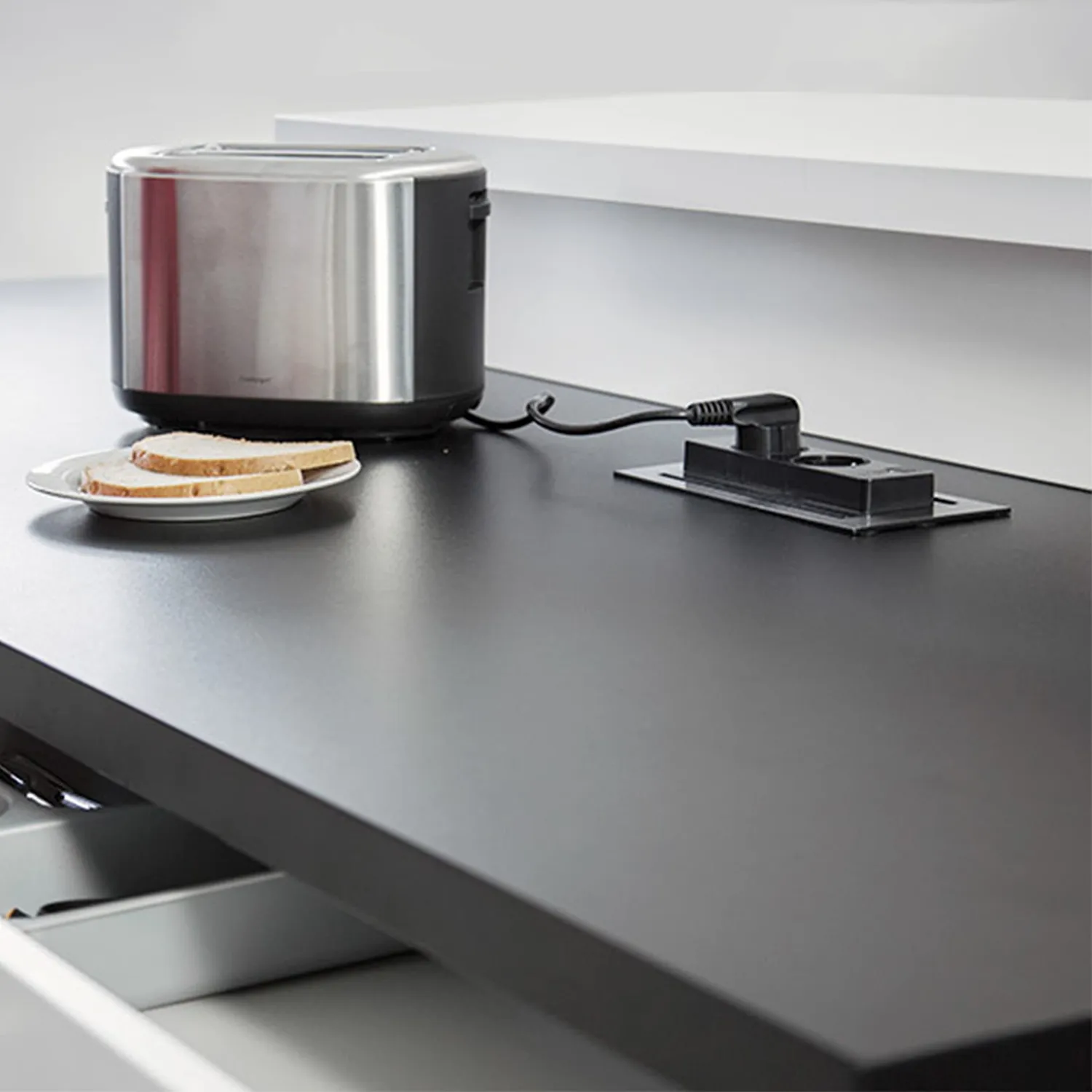 Emuca Backflip multiconnettore incasso 2 Schuko 1 USB inox