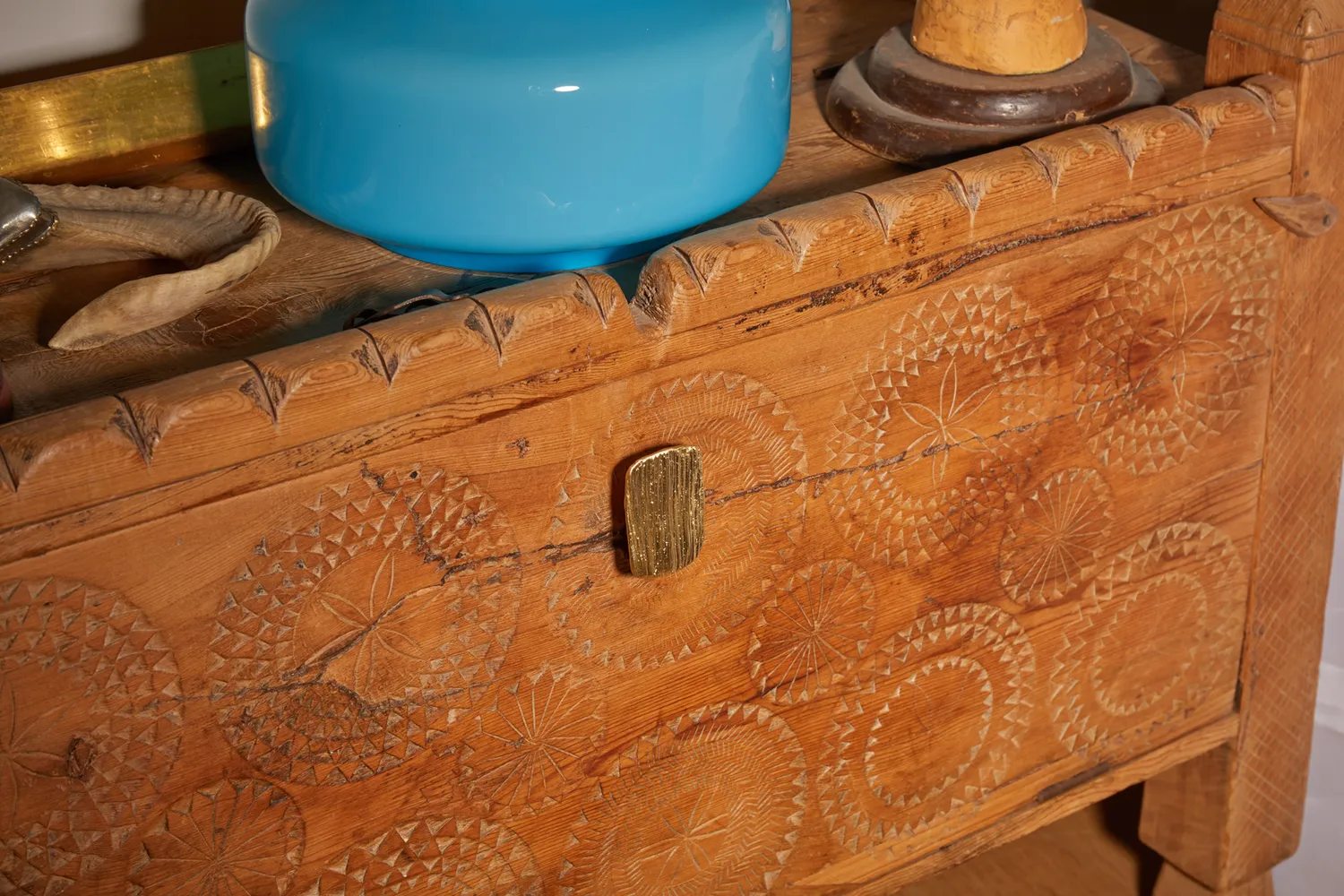 NIVA Design Foresta Nera Betulla pomello ottone naturale