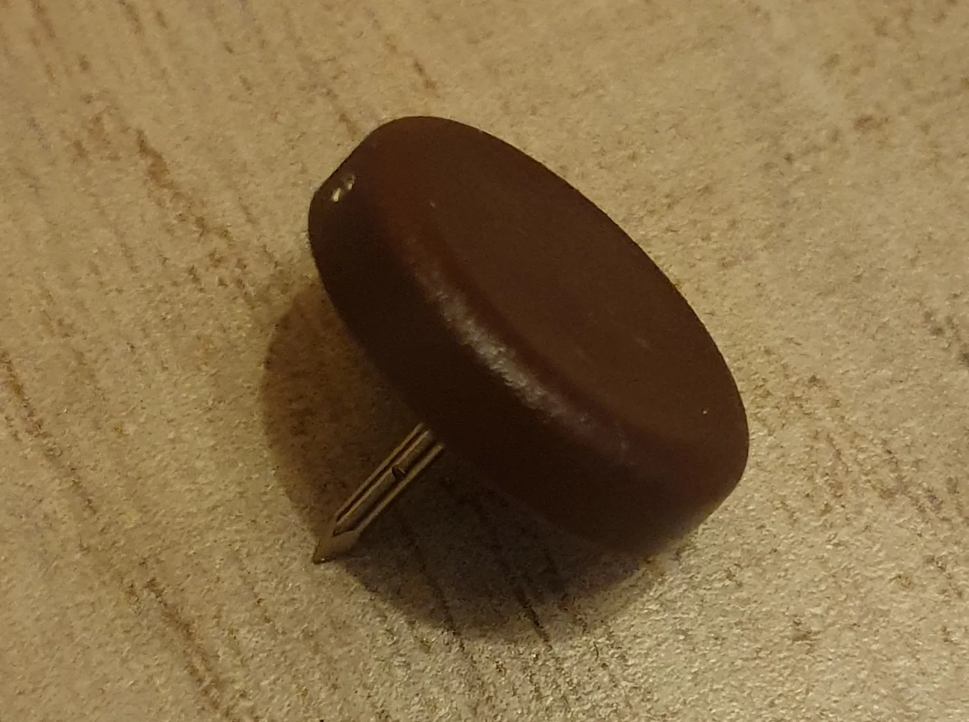 Adsamm feltrini con chiodo marroni Ø 15 mm set 32 pezzi
