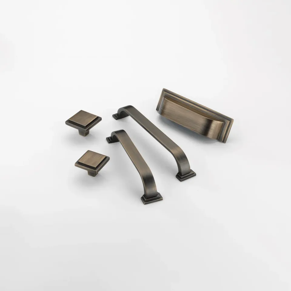 Crofts & Assinder Keswick maniglia mobile sagomata