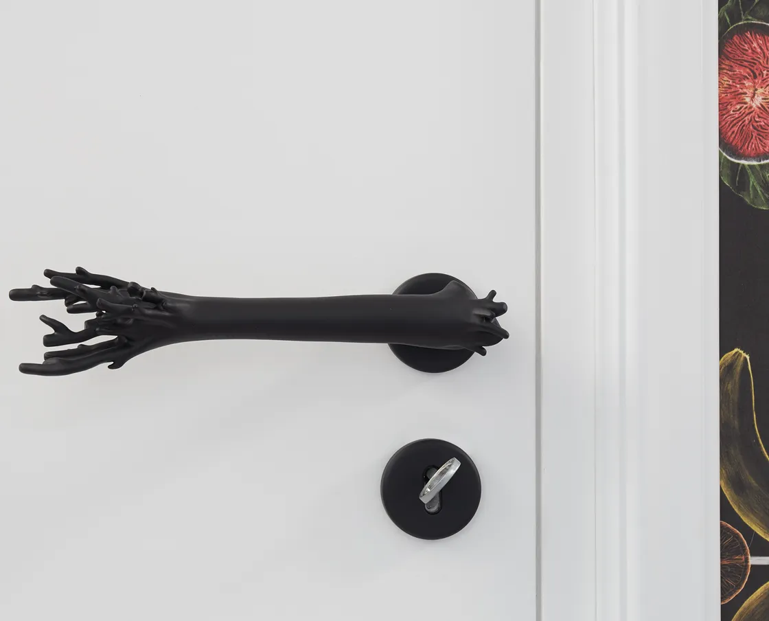 NIVA Design Corallo maniglia porta nera ottone