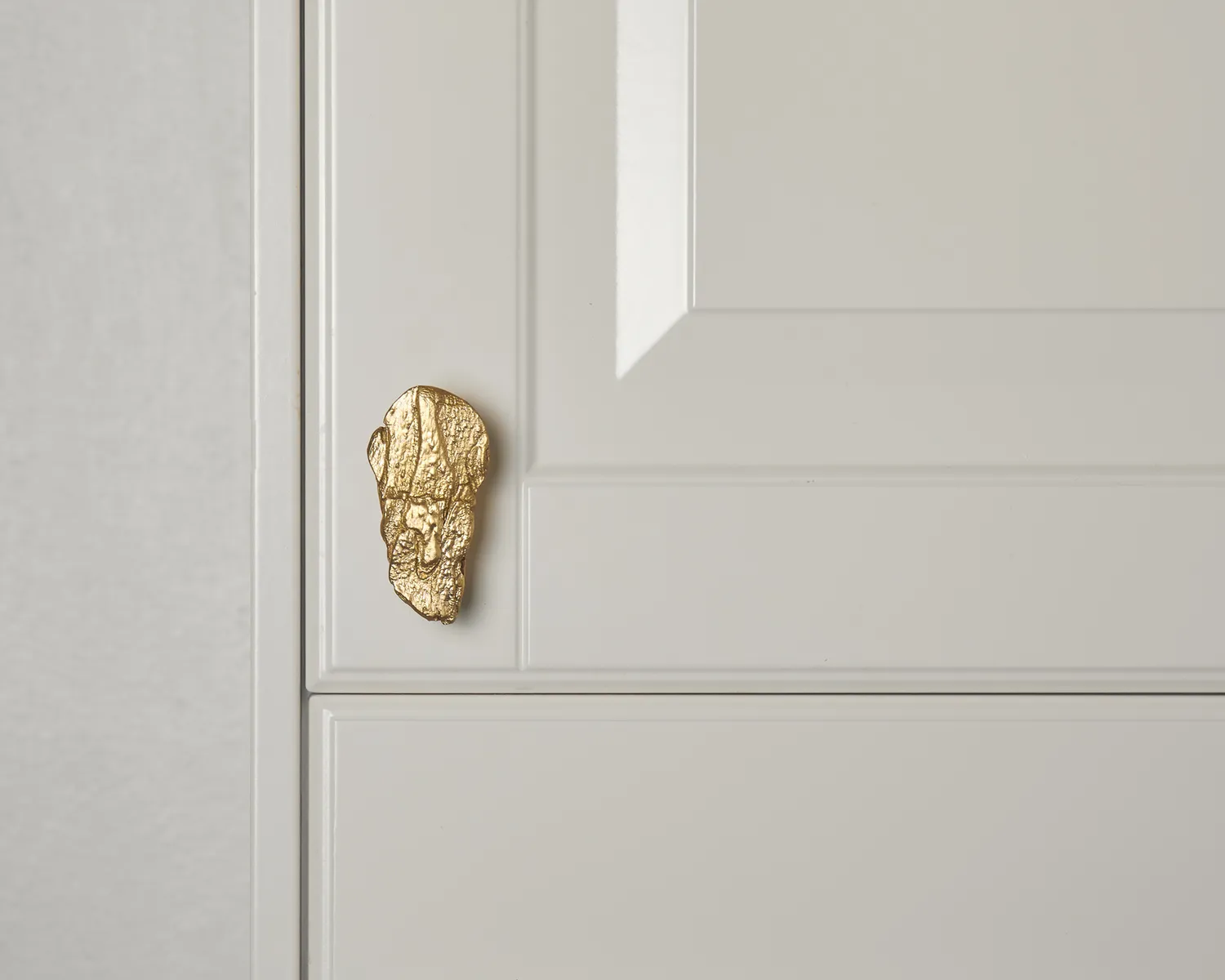 NIVA Design Foresta Nera Salice pomello ottone naturale