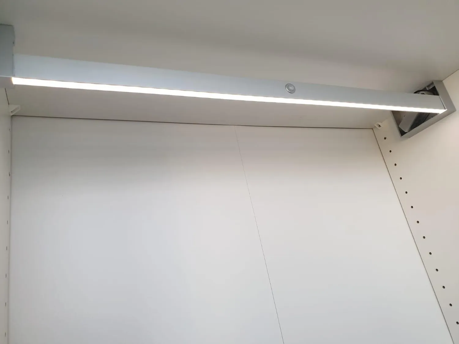 Emuca asta appendiabiti LED 708-858mm anodizzato opaco con sensore
