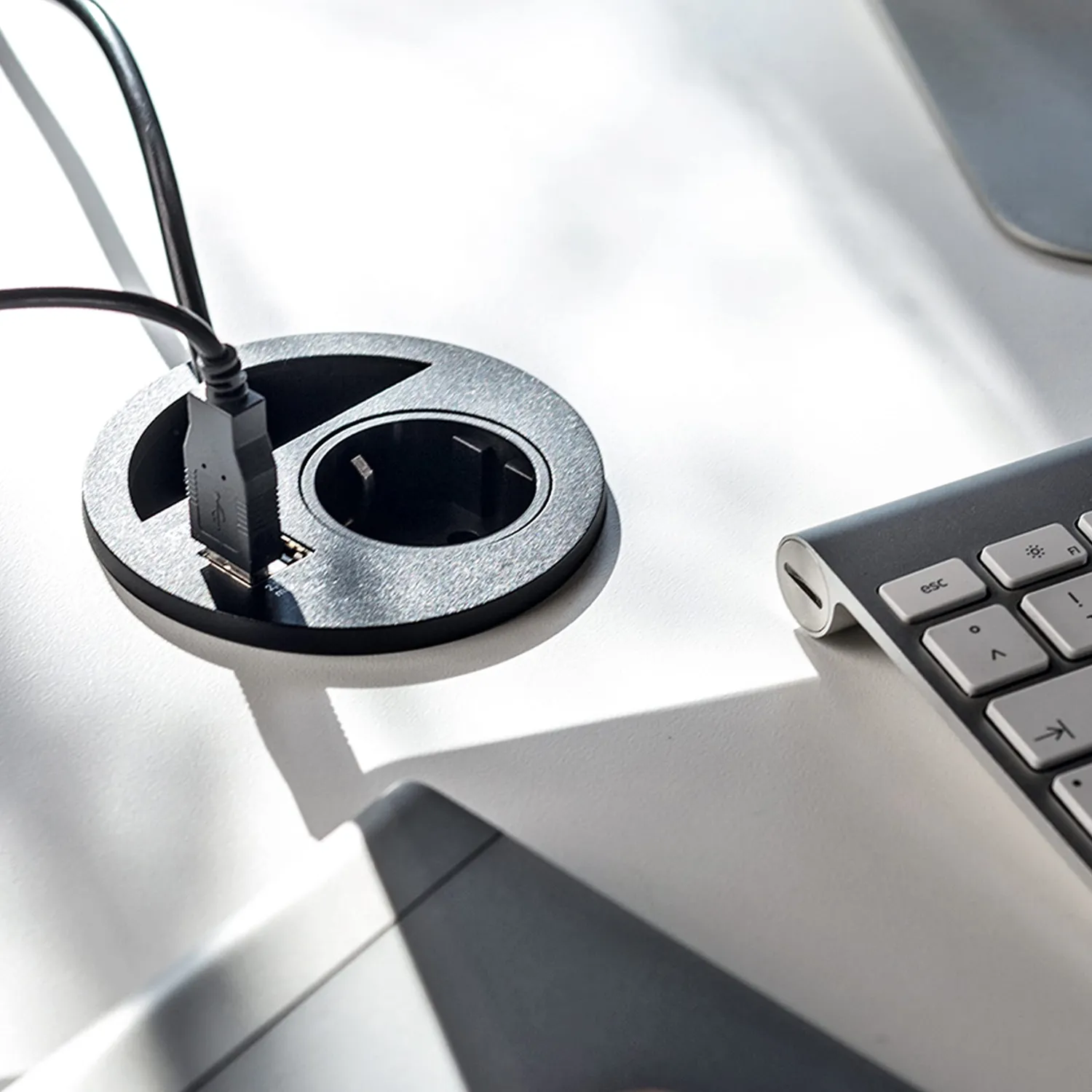 Emuca Vertikal Multiconnettore da Incasso Nero 1 Schuko 2 USB
